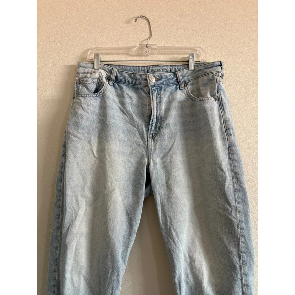 Women's American Eagle Women Light Wash High Waisted Mom Jeans Raw Hem 14 Short